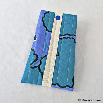 Étui-pochette matelassé bleu à motifs – Image 4
