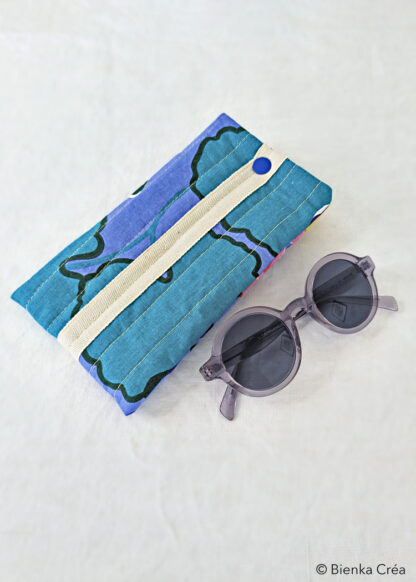 Étui-pochette matelassé bleu à motifs – Image 2