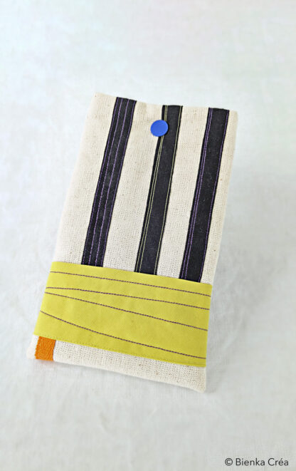 Étui-pochette matelassé blanc écru à rayures noires – Image 3
