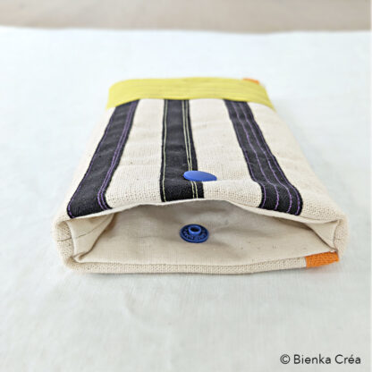 Étui-pochette matelassé blanc écru à rayures noires – Image 5