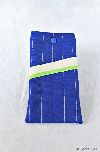 Étui-pochette matelassé bleu à rayures blanches – Image 4