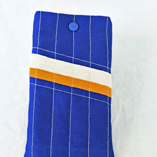 Étui-pochette matelassé bleu à rayures blanches