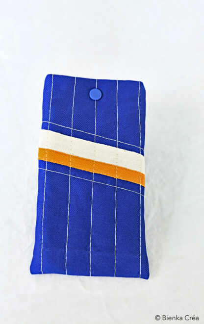 Étui-pochette matelassé bleu à rayures blanches