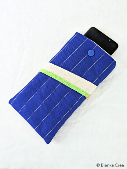 Étui-pochette matelassé bleu à rayures blanches – Image 2