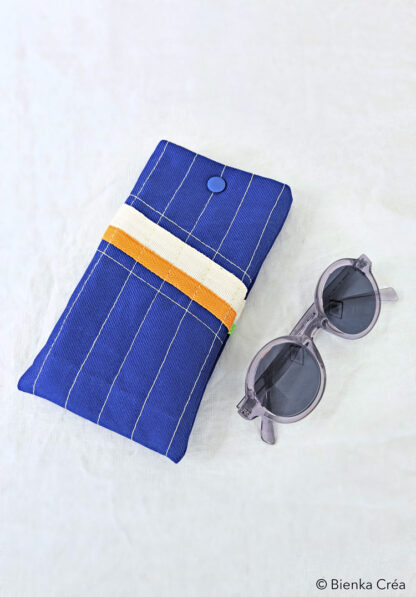 Étui-pochette matelassé bleu à rayures blanches – Image 3