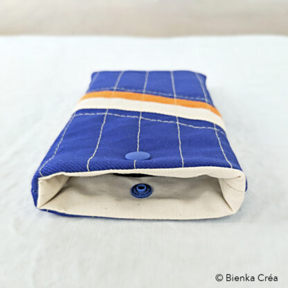 Étui-pochette matelassé bleu à rayures blanches – Image 5