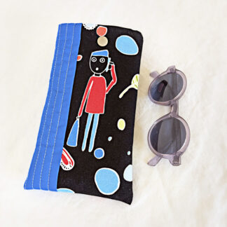 Étui-pochette noir et bleu à motifs