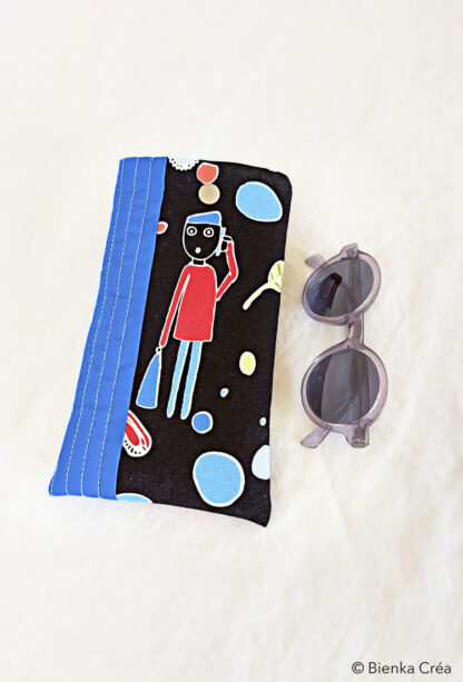 Étui-pochette noir et bleu à motifs