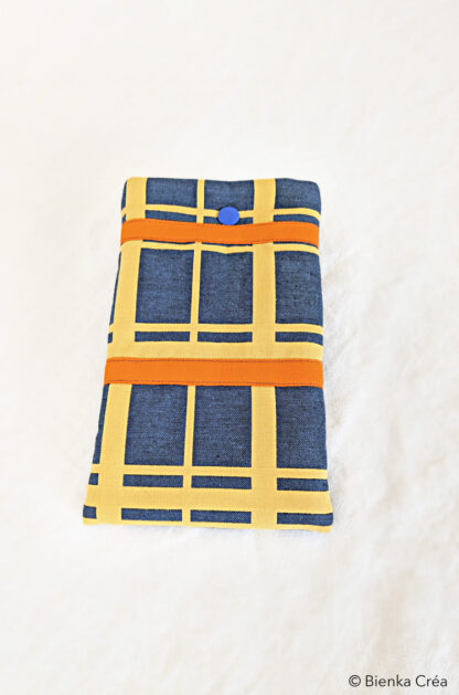 Étui-pochette molletonné bleu et jaune à carreaux – Image 3