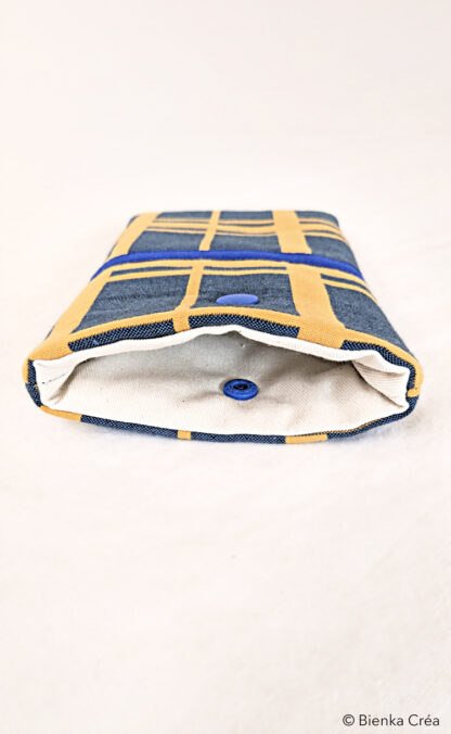 Étui-pochette molletonné bleu et jaune à carreaux – Image 4