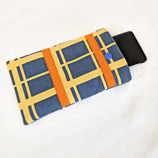 Étui-pochette molletonné bleu et jaune à carreaux