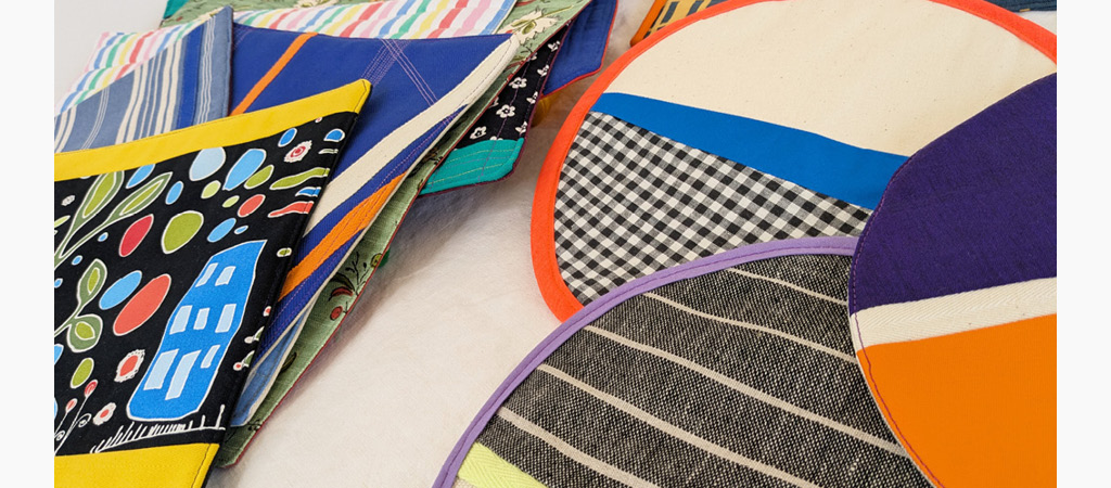 Lot de dessous de plat et dessous d'ordinateur de toutes les couleurs et originaux.