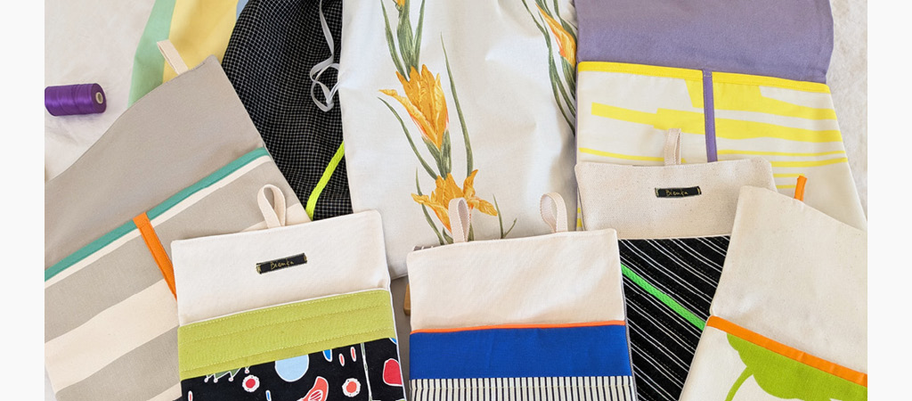 Lot de pochettes à accrocher, rangements et organisateurs muraux de plusieurs couleurs.
