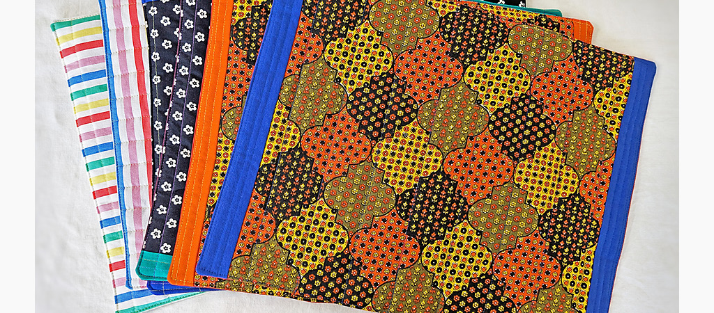 Lot de trois sets de table colorés, originaux et isolants pour protéger votre table.