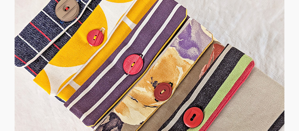 Lot de plusieurs pochettes et trousses de toutes les couleurs et originales.