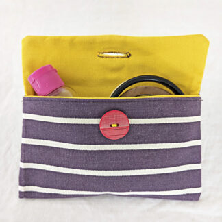 Pochette mauve à rayures blanches