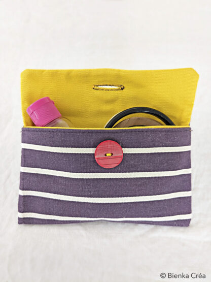 Pochette mauve à rayures blanches