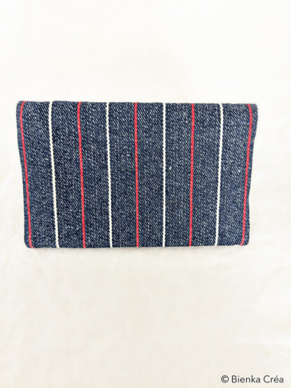 Vue de dos de la pochette en jean à rayures rouges et blanches